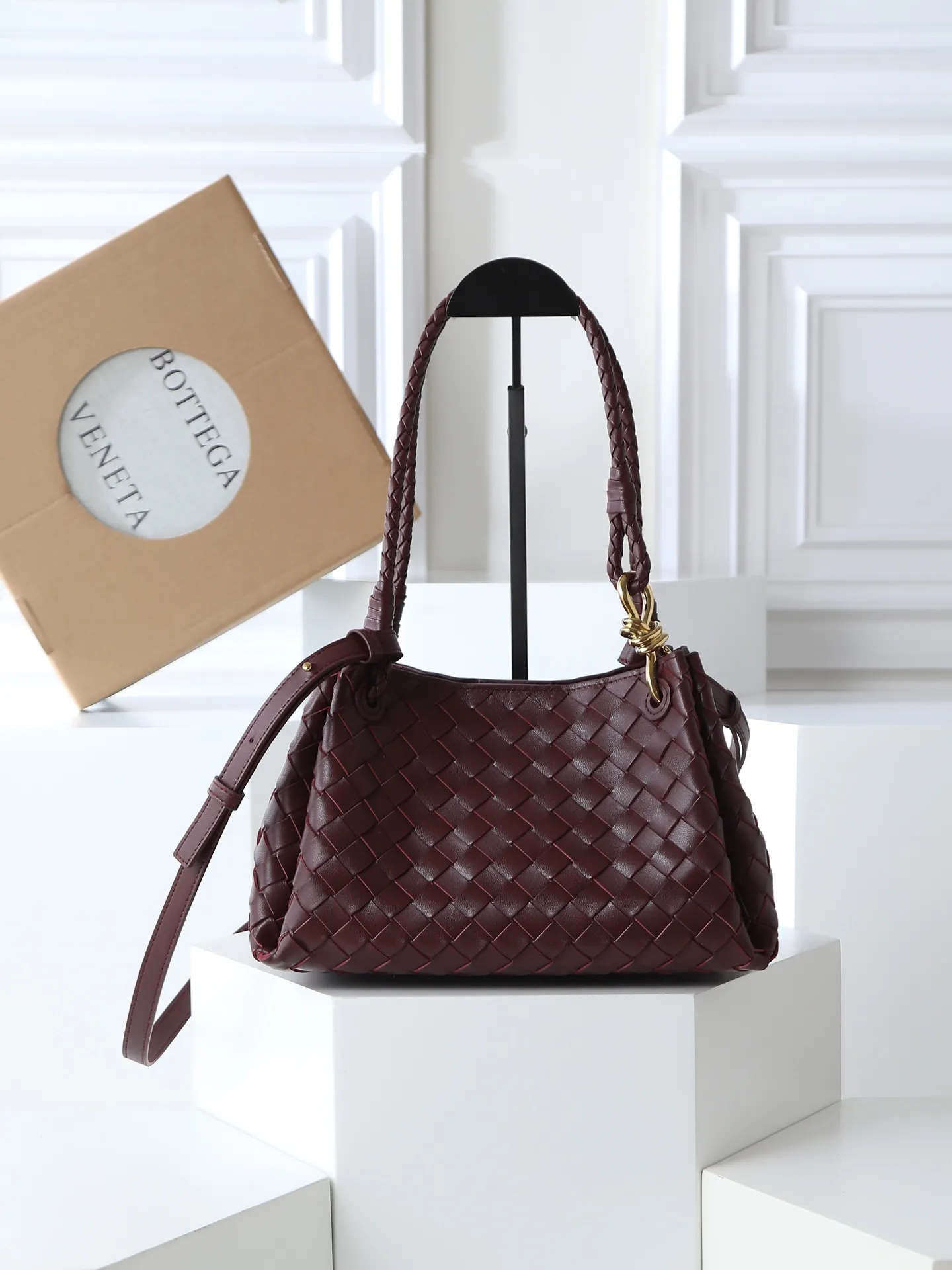 1300. BV's new intrecciato woven leather shoulder bag 🪂 835921 comes with a detachable diagonal shoulder strap and comes with a mini bag inside. The appearance retains the unique design of BV woven leather. The parachute bag is a bag that makes people fall in love before seeing the real thing. The small golden knot embellishment is full of simple and high-end sense to meet your needs in different occasions. Size: 29.5X18.5X17.5cm